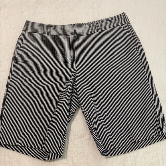 Ann Taylor Striped Seersucker Devin Bermuda Walking Shorts Size 12 - Picture 2 of 9